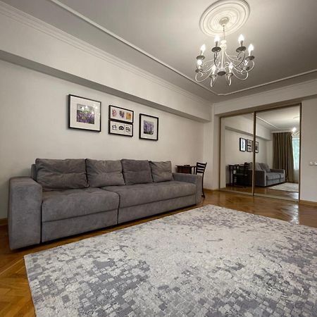 Двухкомнатная Квартира На Арбате Almatý Exterior foto